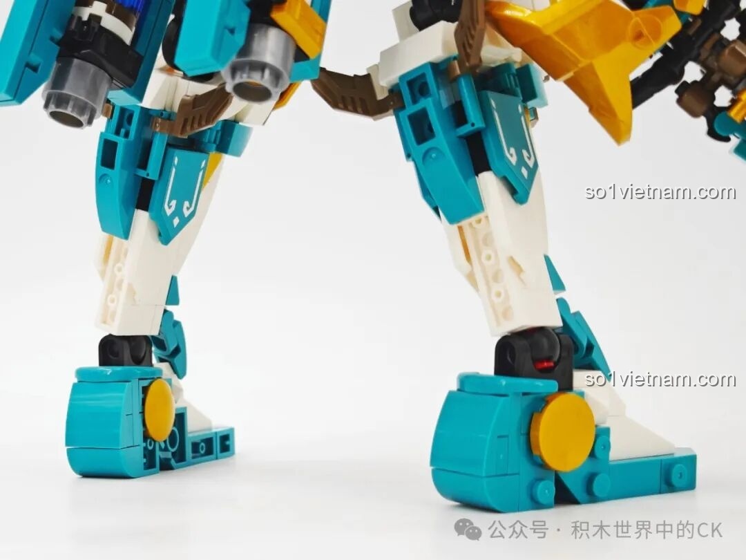 Cận cảnh vũ khí của Sembo Block 103395 Robot Mã Siêu, chi tiết ngọn thương đôi sắc bén.