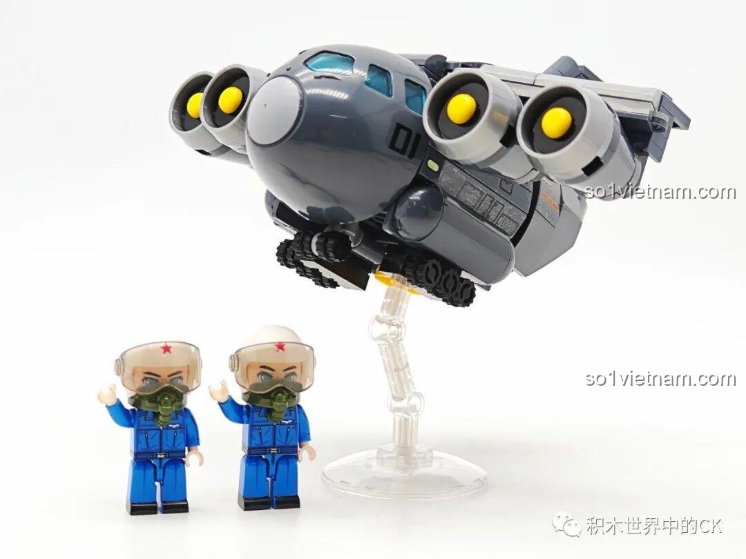 Bộ đôi đồ chơi lắp ráp Sembo Block Y-20 202217 và Trực-20 202218 hoàn chỉnh trên giá đỡ.