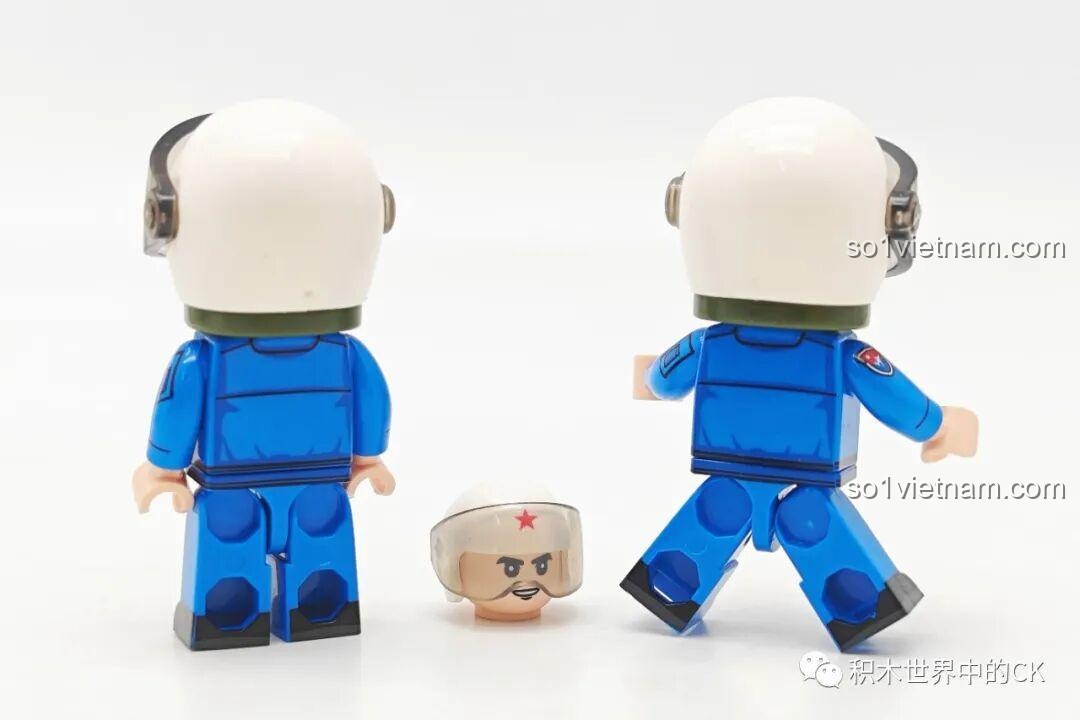 Mặt sau của hai minifigures phi công quân sự Sembo Block Y-20 202217, thể hiện chi tiết trang phục.