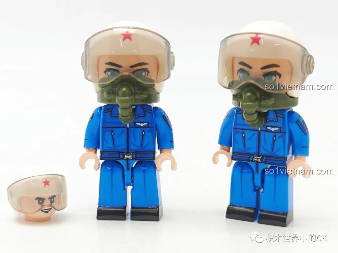 Hai minifigures phi công quân sự của bộ đồ chơi lắp ráp Sembo Block Y-20 202217, chi tiết và sinh động.