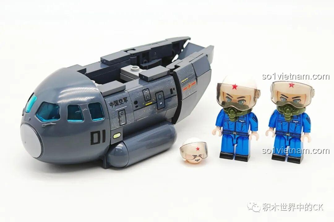 Phần thân máy bay vận tải Sembo Block Y-20 202217 đang trong quá trình lắp ráp, cùng 2 minifigures phi công.