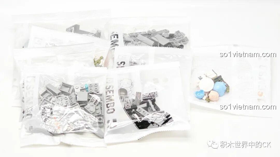 Phần thân trực thăng Sembo Block Trực-20 202218 đang trong quá trình lắp ráp, cùng 2 minifigures.