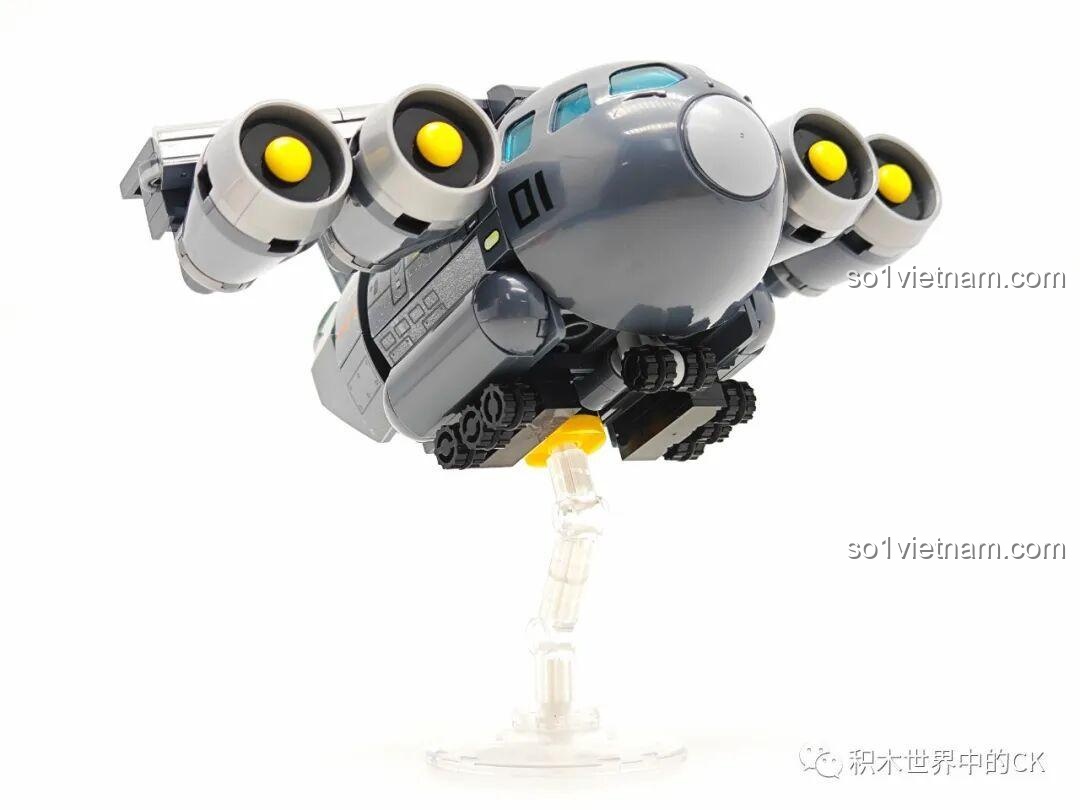 Mô hình đồ chơi lắp ráp Sembo Block Y-20 202217 nhìn từ dưới bụng, chi tiết bánh xe và giá đỡ.