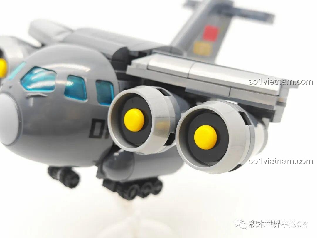 Cận cảnh động cơ của mô hình đồ chơi lắp ráp Sembo Block Y-20 202217, chi tiết cánh quạt vàng.