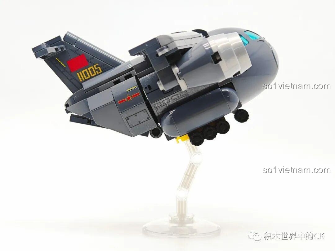 Mô hình đồ chơi lắp ráp Sembo Block Y-20 202217 từ góc đuôi khác, thể hiện sự linh hoạt của thiết kế.