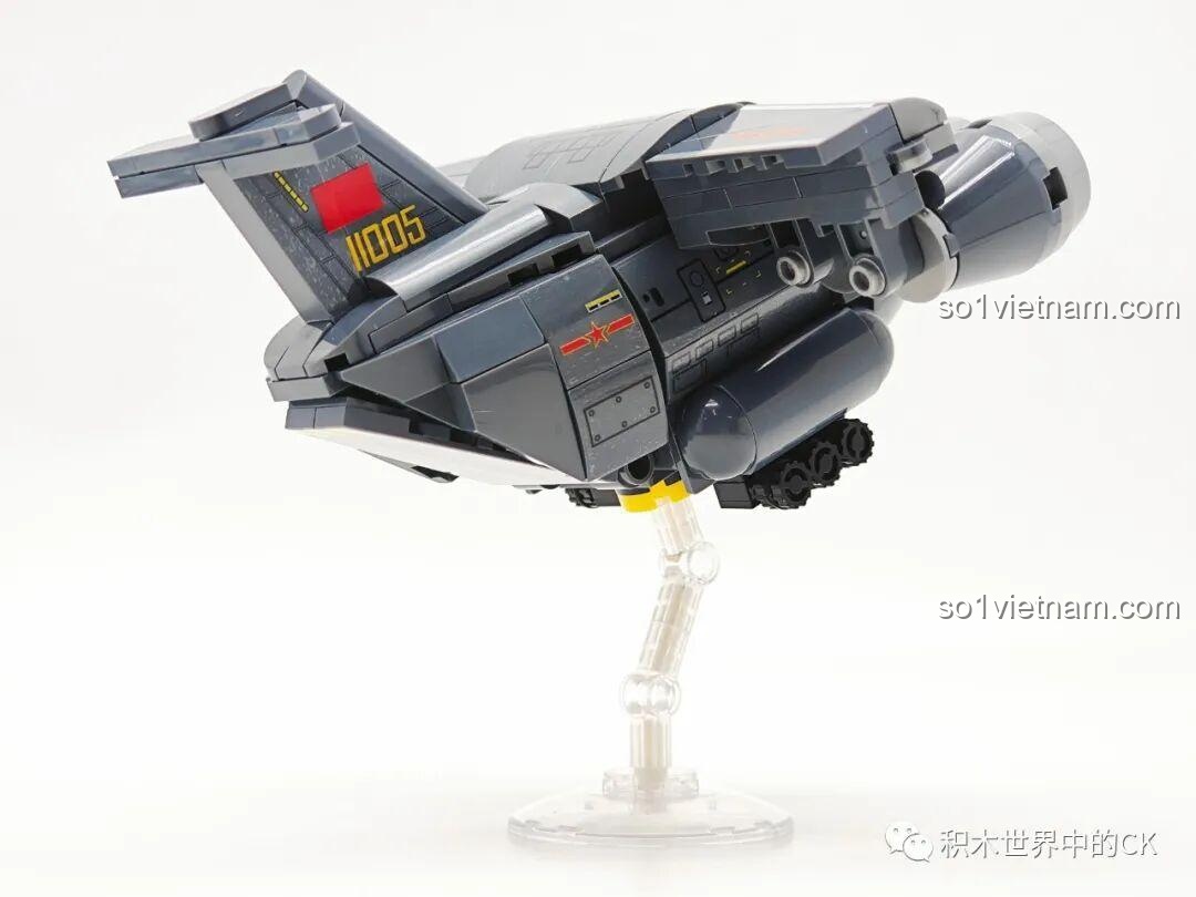 Mô hình đồ chơi lắp ráp Sembo Block Y-20 202217 nhìn từ phía đuôi, chi tiết cánh đuôi và động cơ.
