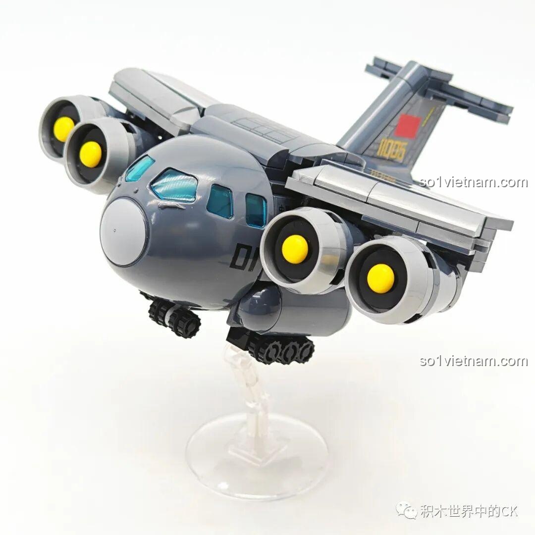 Mô hình đồ chơi lắp ráp Sembo Block Y-20 202217 từ góc nghiêng, thể hiện thiết kế cân đối và động cơ.