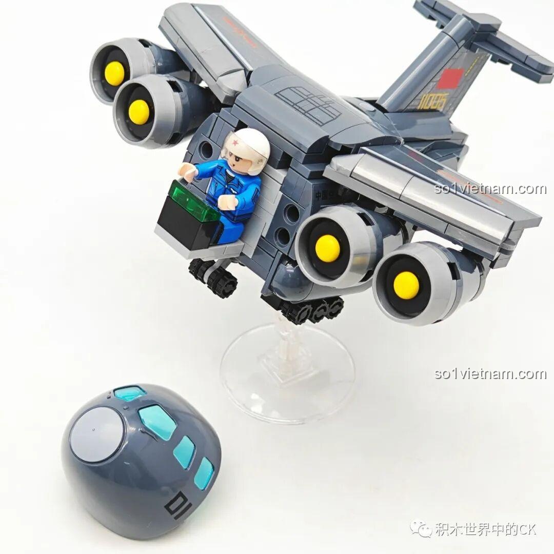 Khoang lái của mô hình đồ chơi lắp ráp Sembo Block Y-20 202217, phần mũi có thể tháo rời.
