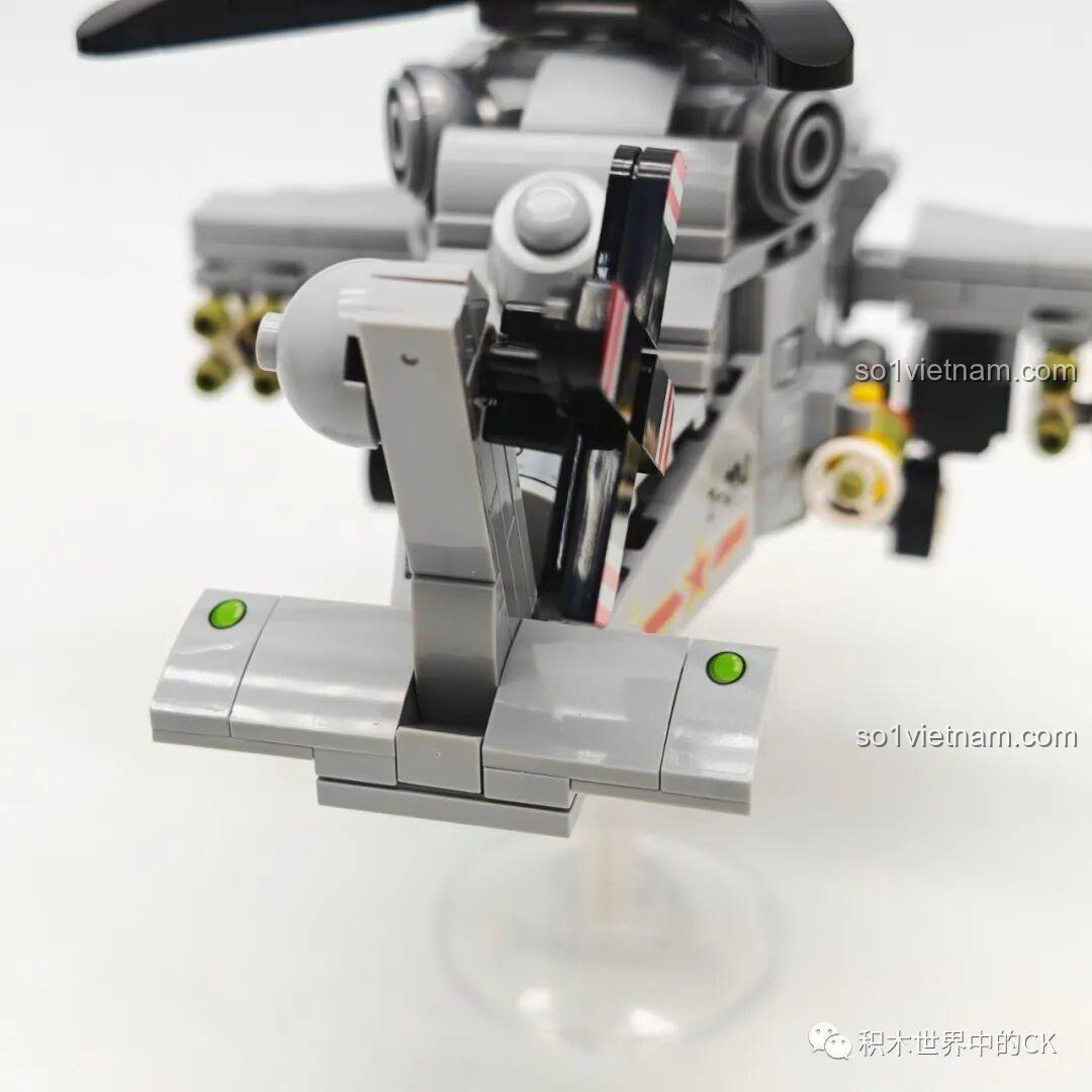 Mô hình đồ chơi lắp ráp Sembo Block Y-20 202217 và hai minifigures phi công đang chào.