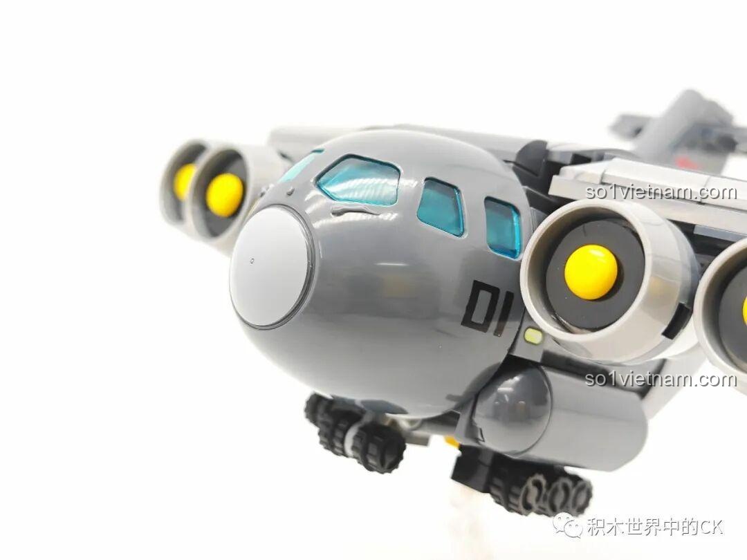 Cận cảnh phần mũi và khoang lái của mô hình đồ chơi lắp ráp Sembo Block Y-20 202217, chi tiết kính chắn gió.