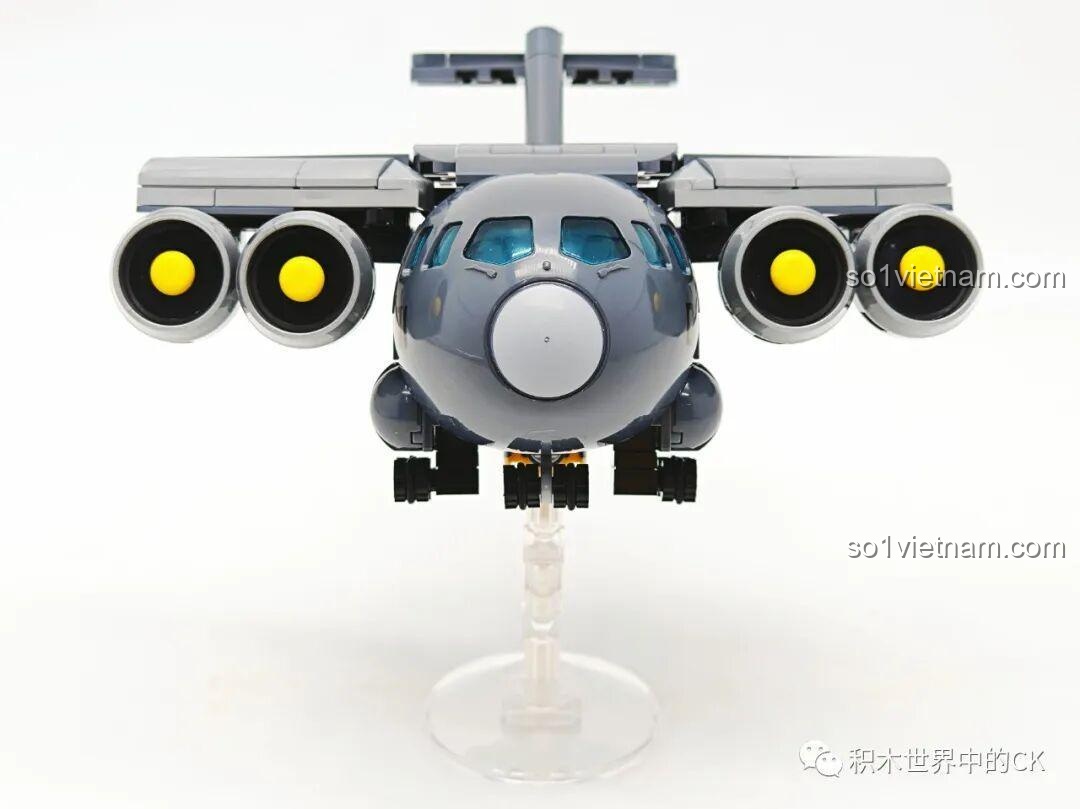 Mô hình đồ chơi lắp ráp Sembo Block Y-20 202217 nhìn trực diện, thể hiện phần mũi và động cơ.