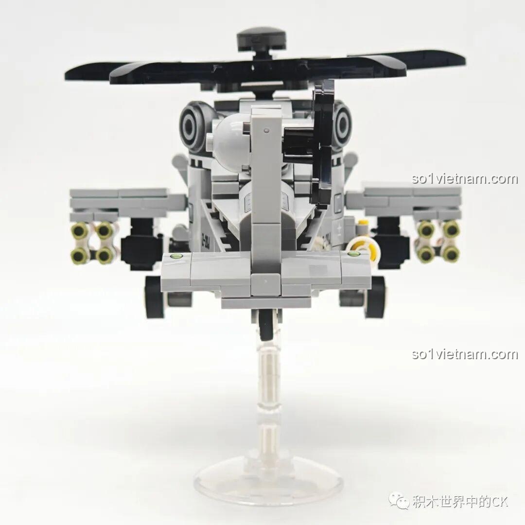 Mô hình đồ chơi lắp ráp Sembo Block Trực thăng Trực-20 202218 từ góc đuôi khác, thể hiện sự cân đối.