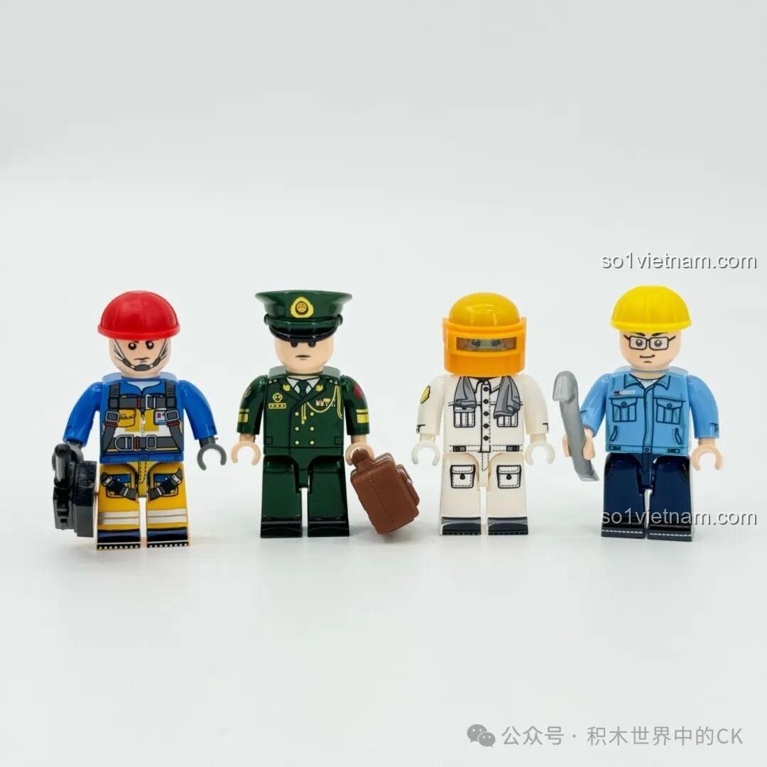 Bốn nhân vật minifigure đi kèm bộ Xưởng Lắp Ráp Xe Tăng Chiến Đấu Chủ Lực ZTZ-99A Sembo Block, bao gồm công nhân và quân nhân.