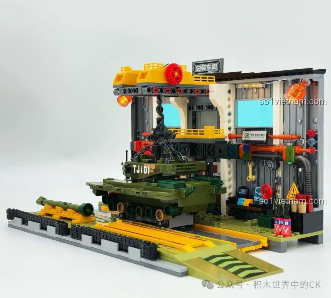 Góc nhìn bên cạnh của Xưởng Lắp Ráp Xe Tăng Chiến Đấu Chủ Lực ZTZ-99A Sembo Block, cho thấy cấu trúc và chi tiết bên trong.