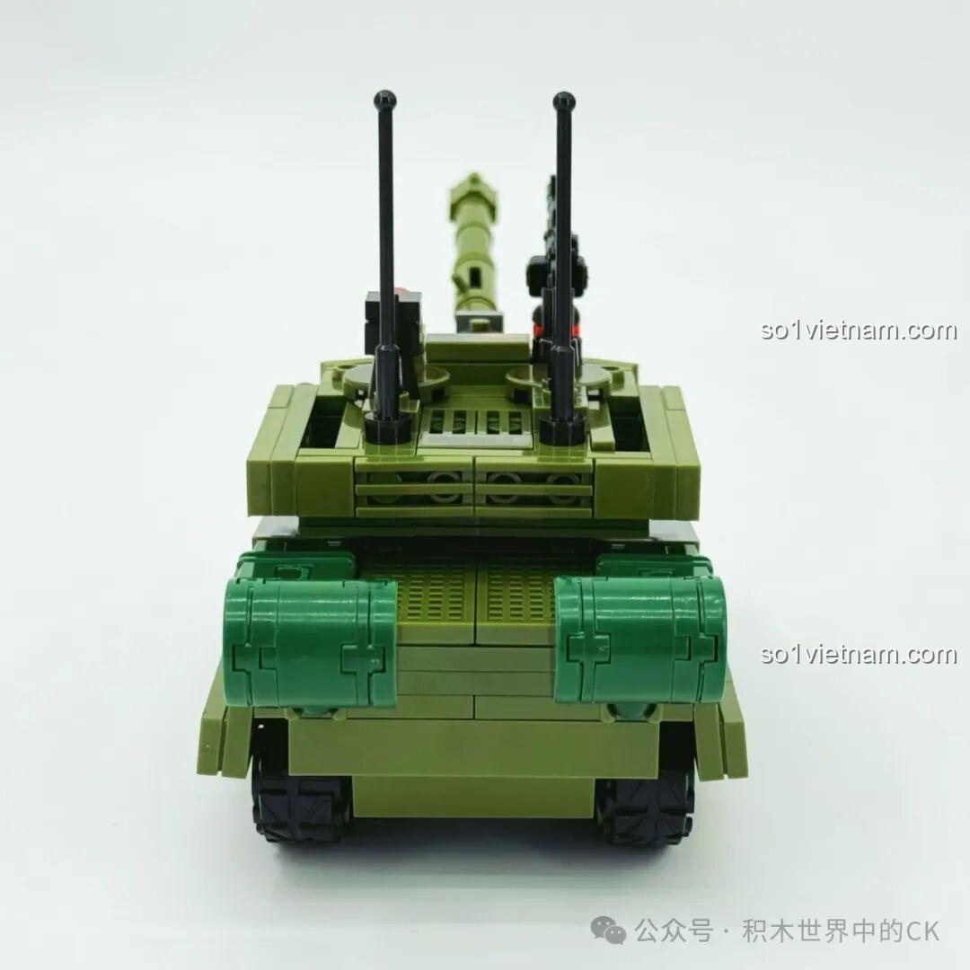 Cảnh các nhân vật minifigure đang làm việc trong Xưởng Lắp Ráp Xe Tăng Chiến Đấu Chủ Lực ZTZ-99A Sembo Block, thể hiện sự bận rộn.