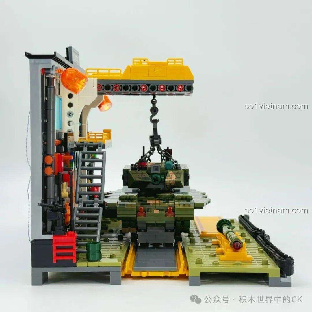 Chi tiết nòng súng của xe tăng ZTZ-99A trong bộ Xưởng Lắp Ráp Xe Tăng Chiến Đấu Chủ Lực Sembo Block, đặt trên giá đỡ.