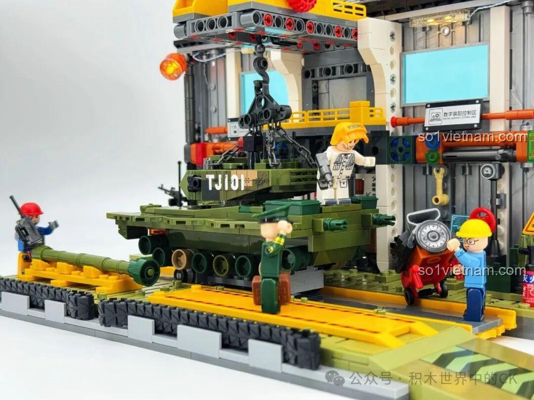 Góc nhìn nghiêng của Xưởng Lắp Ráp Xe Tăng Chiến Đấu Chủ Lực ZTZ-99A Sembo Block, thể hiện chiều sâu và các chi tiết.