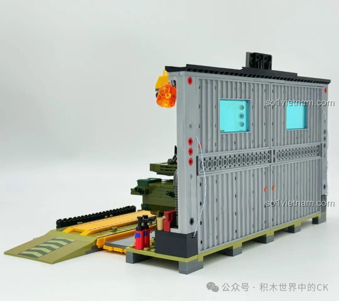 Góc nhìn phía sau của Xưởng Lắp Ráp Xe Tăng Chiến Đấu Chủ Lực ZTZ-99A Sembo Block, thể hiện tổng thể thiết kế.