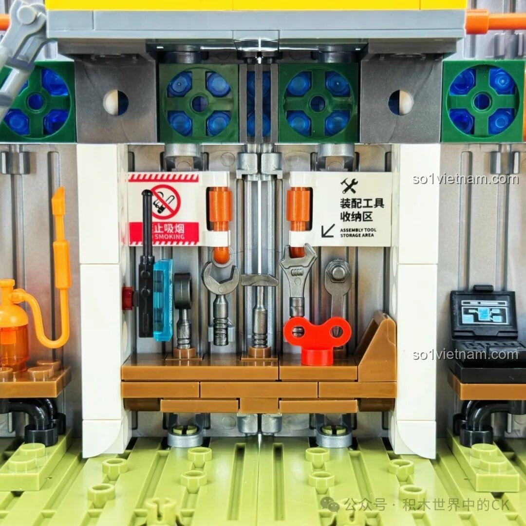 Góc xưởng với khẩu súng trường và thùng dầu, chi tiết nhỏ nhưng tăng tính chân thực cho Xưởng Lắp Ráp Xe Tăng ZTZ-99A Sembo Block.