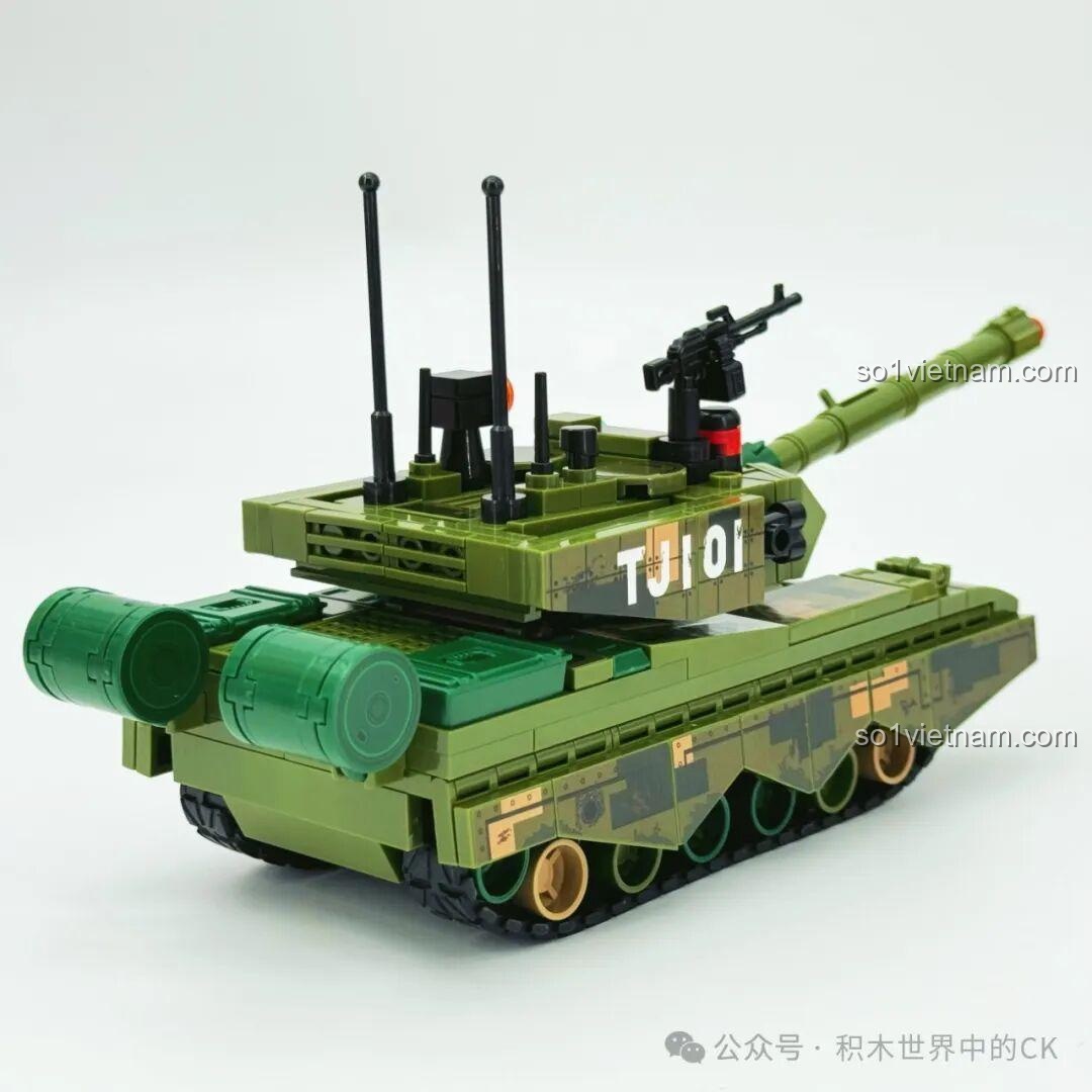 Hai nhân vật minifigure đang điều khiển máy móc trong Xưởng Lắp Ráp Xe Tăng Chiến Đấu Chủ Lực ZTZ-99A Sembo Block.