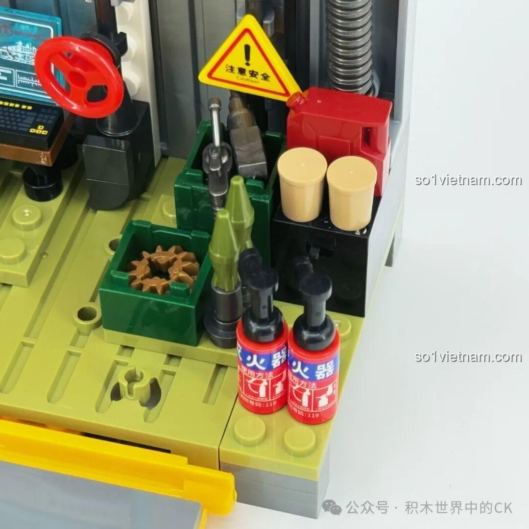 Khu vực lưu trữ dụng cụ trong Xưởng Lắp Ráp Xe Tăng Chiến Đấu Chủ Lực ZTZ-99A Sembo Block, với các loại cờ lê, kìm.