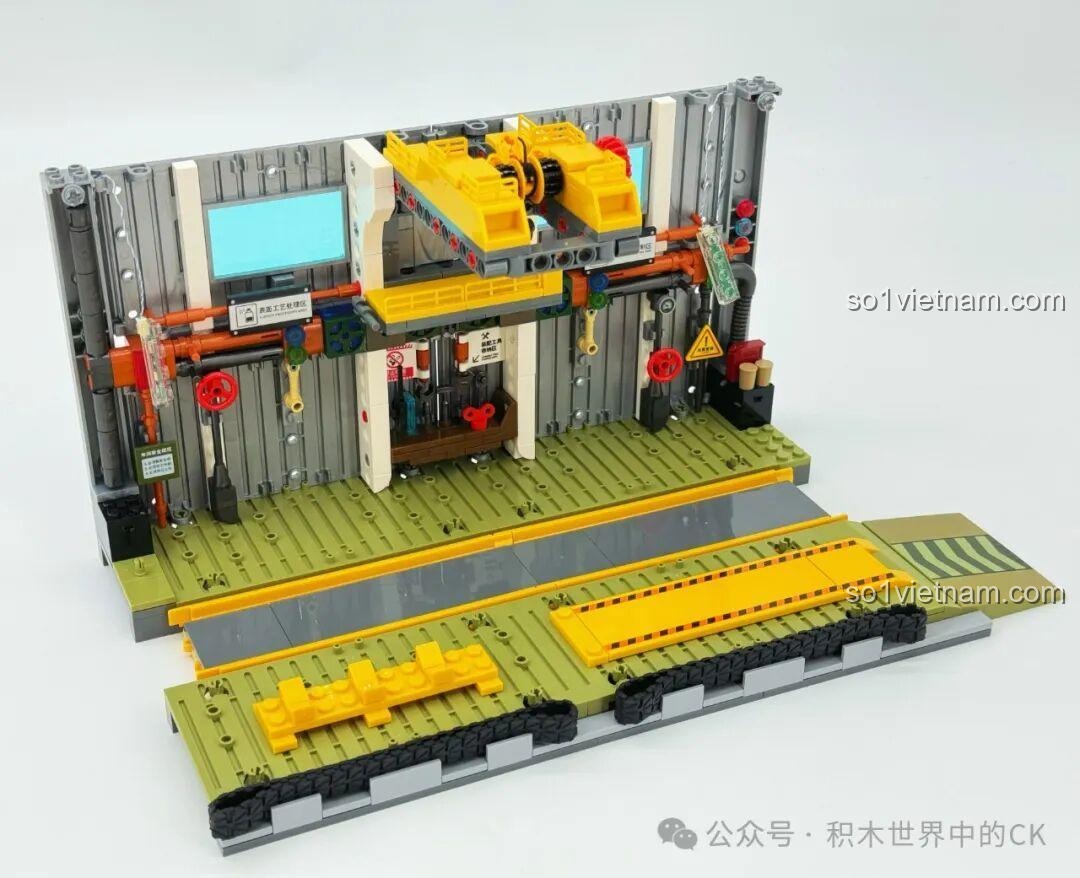 Khung xưởng lắp ráp xe tăng ZTZ-99A Sembo Block đang dần hình thành, cho thấy cấu trúc ban đầu của nhà máy.