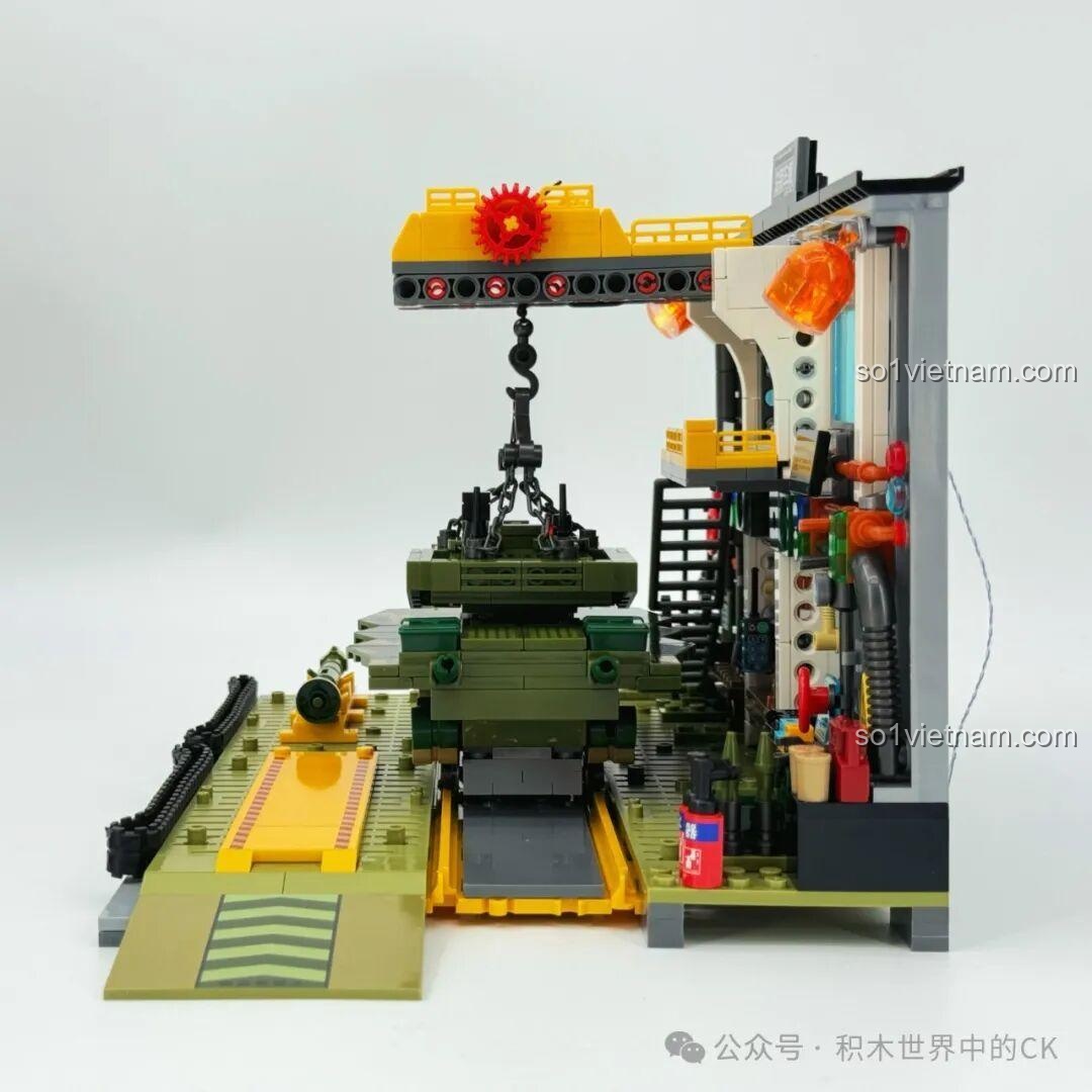 Mặt sau của Xưởng Lắp Ráp Xe Tăng Chiến Đấu Chủ Lực ZTZ-99A Sembo Block, với các chi tiết tường và cửa sổ.