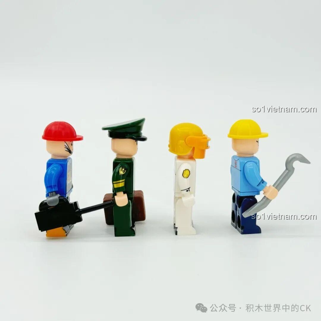 Góc nhìn bên cạnh của các nhân vật minifigure từ bộ lắp ghép Xưởng Lắp Ráp Xe Tăng Chiến Đấu Chủ Lực ZTZ-99A Sembo Block.