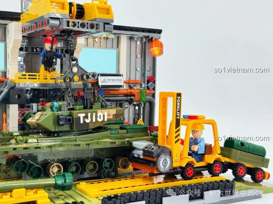 Các nhân vật minifigure đang kiểm tra xe tăng ZTZ-99A trong Xưởng Lắp Ráp Sembo Block, đảm bảo chất lượng sản phẩm.