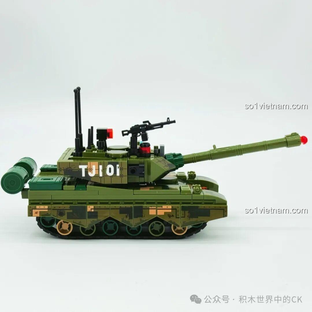 Nhân vật minifigure đang lắp ráp nòng súng cho xe tăng ZTZ-99A trong Xưởng Lắp Ráp Sembo Block.