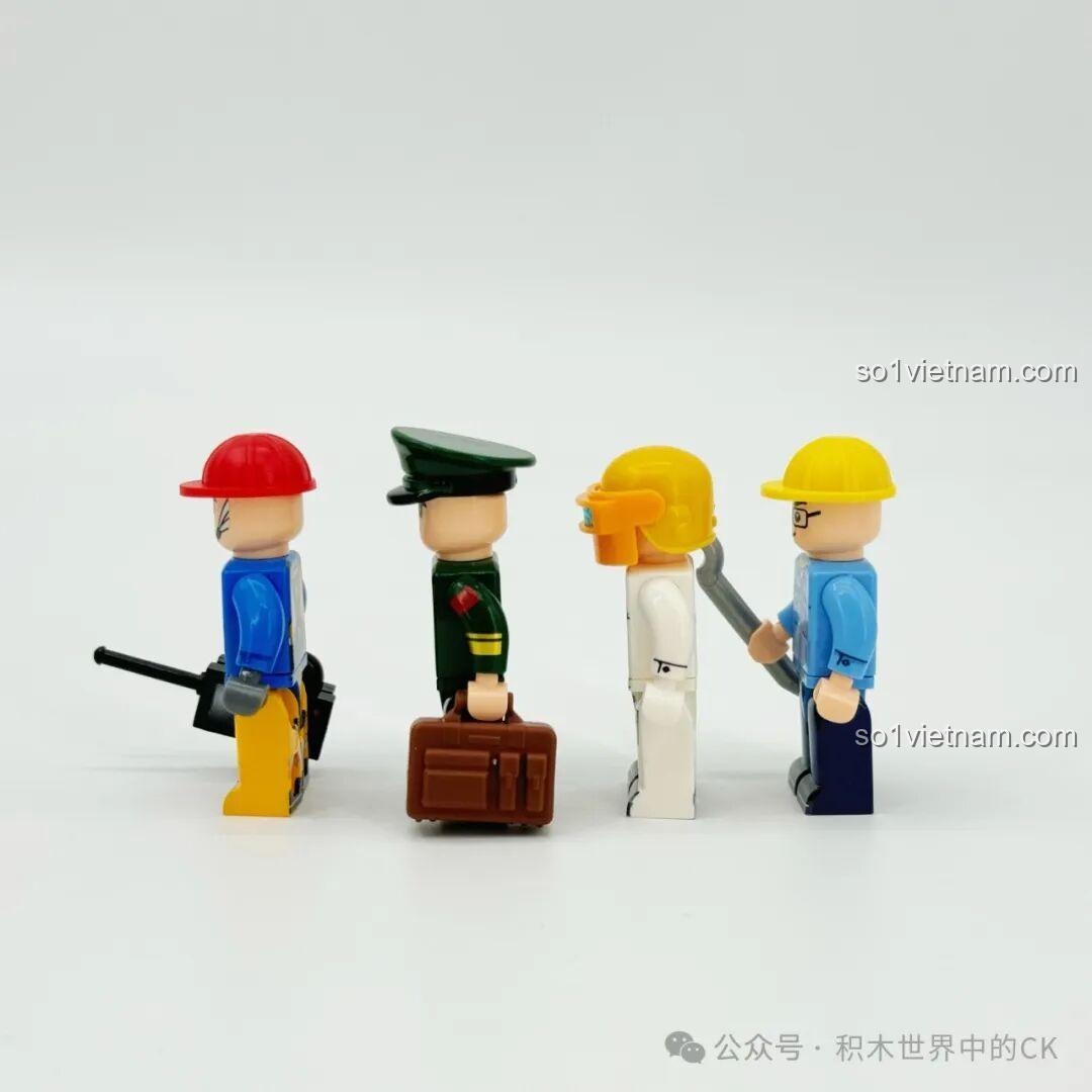 Mặt sau của các nhân vật minifigure từ bộ lắp ghép Xưởng Lắp Ráp Xe Tăng Chiến Đấu Chủ Lực ZTZ-99A Sembo Block.