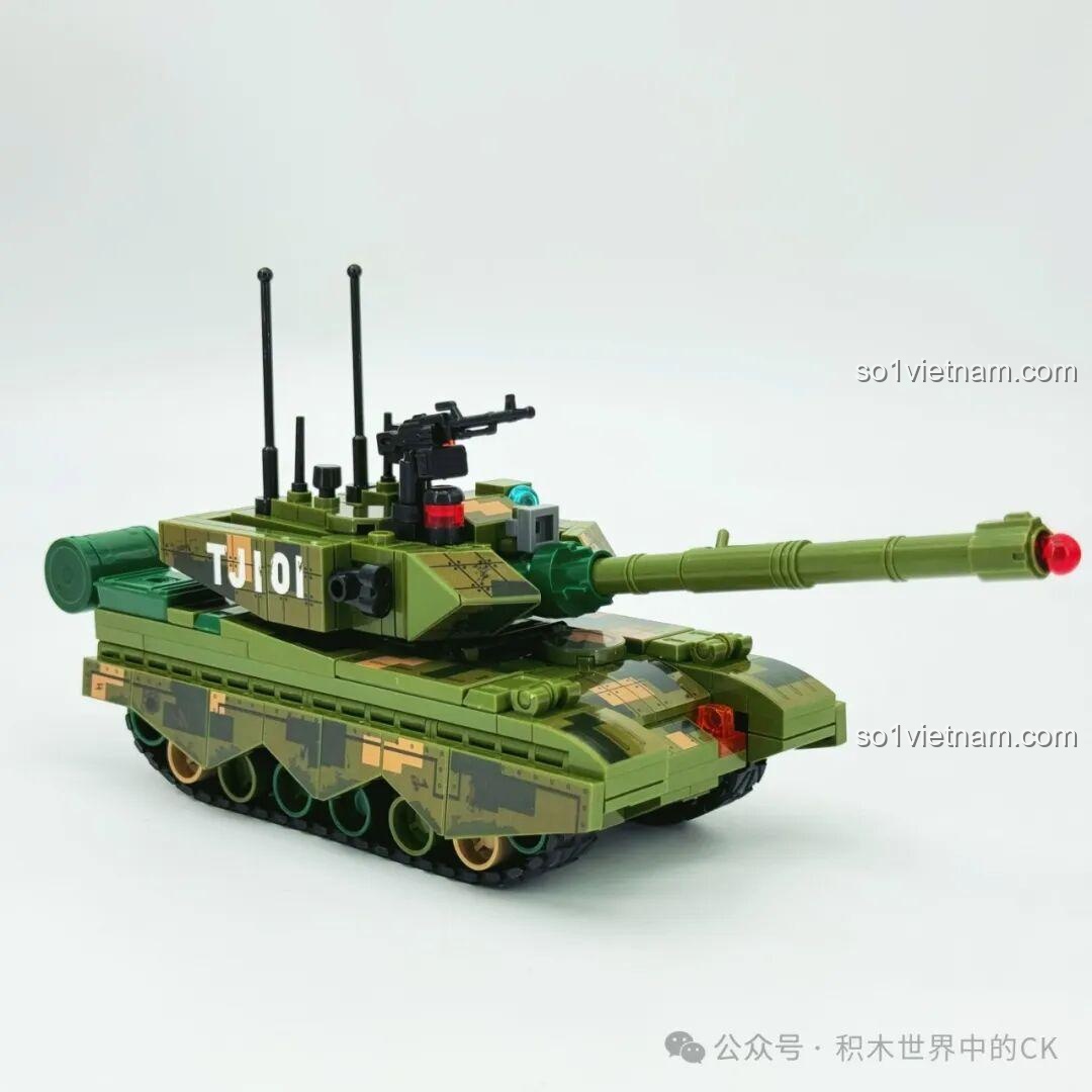 Nhân vật minifigure đang leo thang để kiểm tra xe tăng ZTZ-99A trong Xưởng Lắp Ráp Sembo Block.