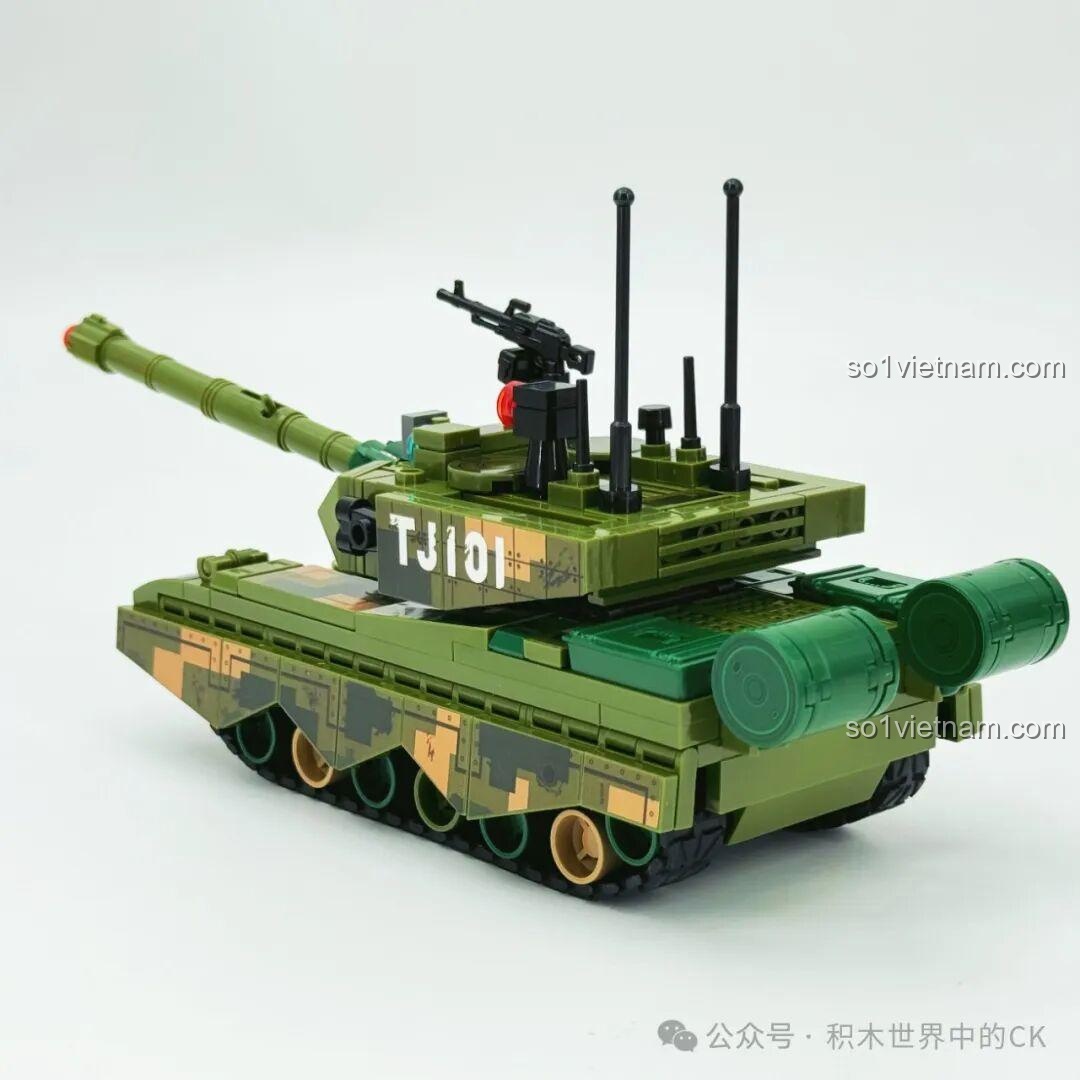 Các nhân vật minifigure đang làm việc xung quanh xe tăng ZTZ-99A trong Xưởng Lắp Ráp Sembo Block, tạo nên một cảnh tượng tương tác.