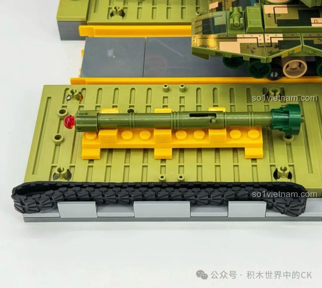 Các phụ kiện nhỏ như bình chữa cháy, đạn dược và hộp công cụ trong Xưởng Lắp Ráp Xe Tăng Chiến Đấu Chủ Lực ZTZ-99A Sembo Block.