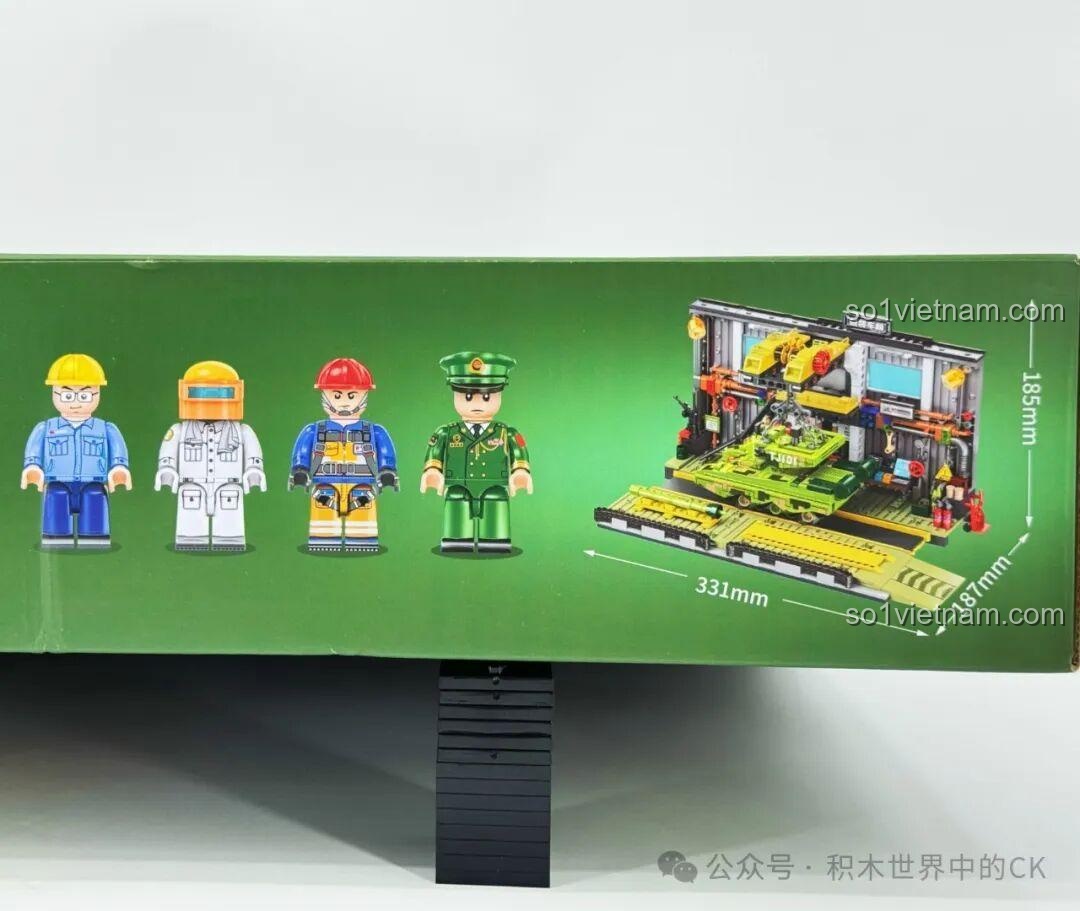 Mặt bên hộp Xưởng Lắp Ráp Xe Tăng Chiến Đấu Chủ Lực ZTZ-99A Sembo Block hiển thị kích thước mô hình và các nhân vật minifigure đi kèm.