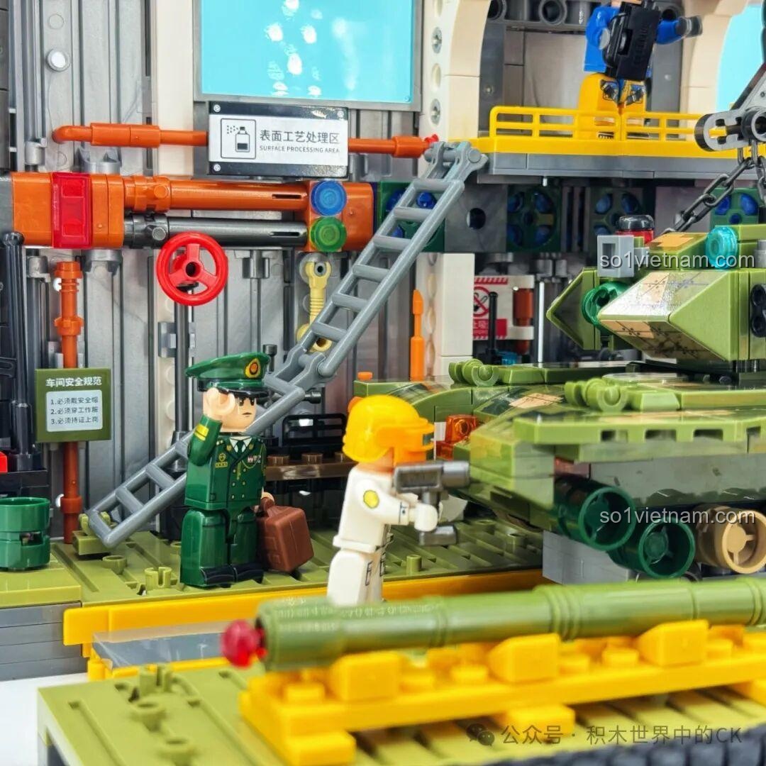 Toàn cảnh Xưởng Lắp Ráp Xe Tăng Chiến Đấu Chủ Lực ZTZ-99A Sembo Block với tất cả các nhân vật minifigure và xe tăng đã hoàn thiện.