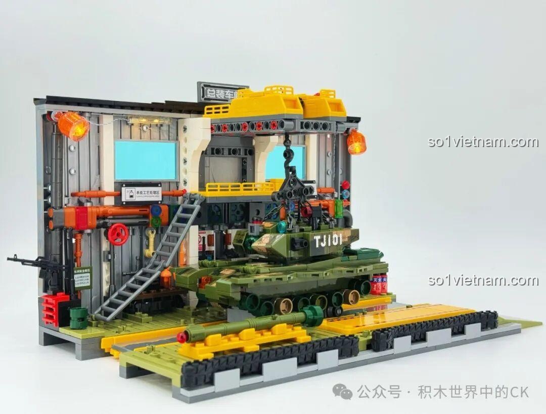 Cận cảnh xe nâng hàng đang hoạt động trong Xưởng Lắp Ráp Xe Tăng Chiến Đấu Chủ Lực ZTZ-99A Sembo Block.