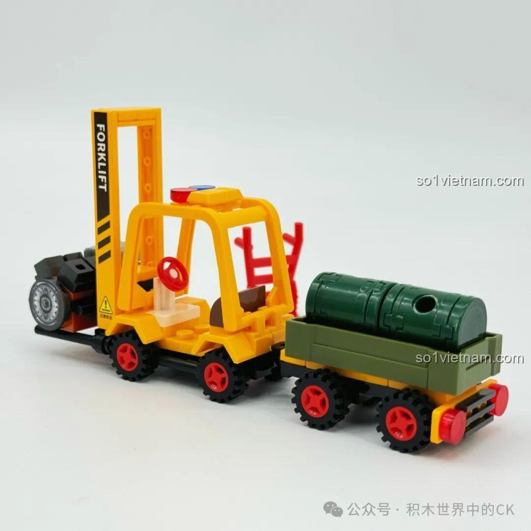 Xe nâng hàng và rơ-moóc chở thùng nhiên liệu trong bộ Xưởng Lắp Ráp Xe Tăng Chiến Đấu Chủ Lực ZTZ-99A Sembo Block.