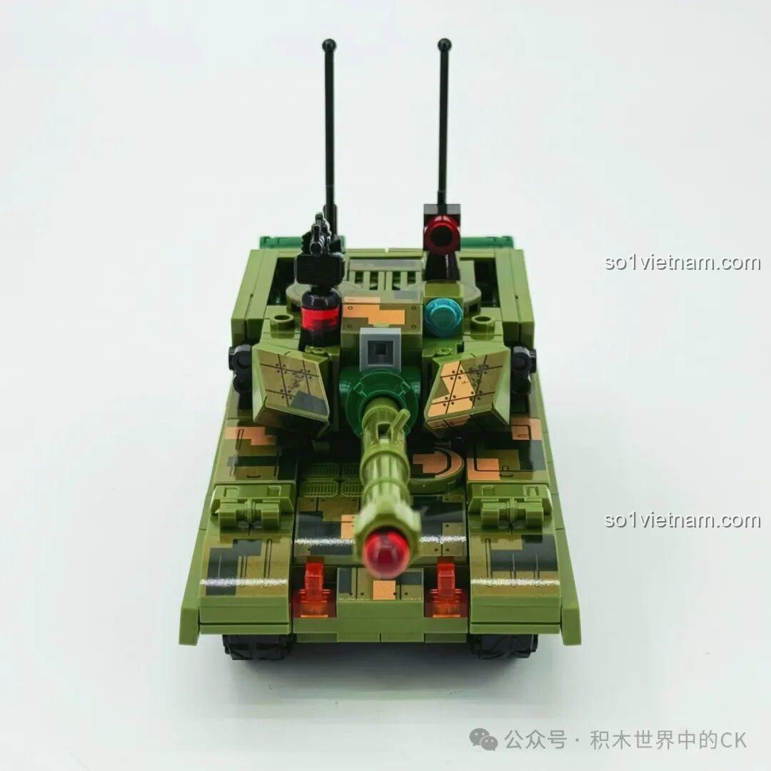 Mặt sau của xe tăng ZTZ-99A Sembo Block đã hoàn chỉnh, với thùng nhiên liệu phụ và các chi tiết khác.