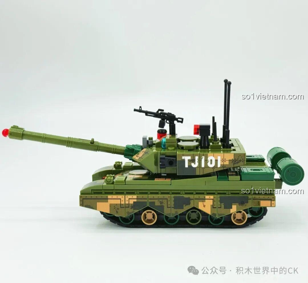 Xe tăng ZTZ-99A trong xưởng lắp ráp Sembo Block, có xe nâng hàng đang hoạt động, tạo cảnh tượng sống động.