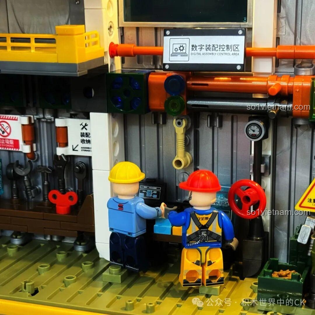 Xưởng Lắp Ráp Xe Tăng Chiến Đấu Chủ Lực ZTZ-99A Sembo Block với hệ thống đèn sáng rực rỡ, tạo không khí làm việc.