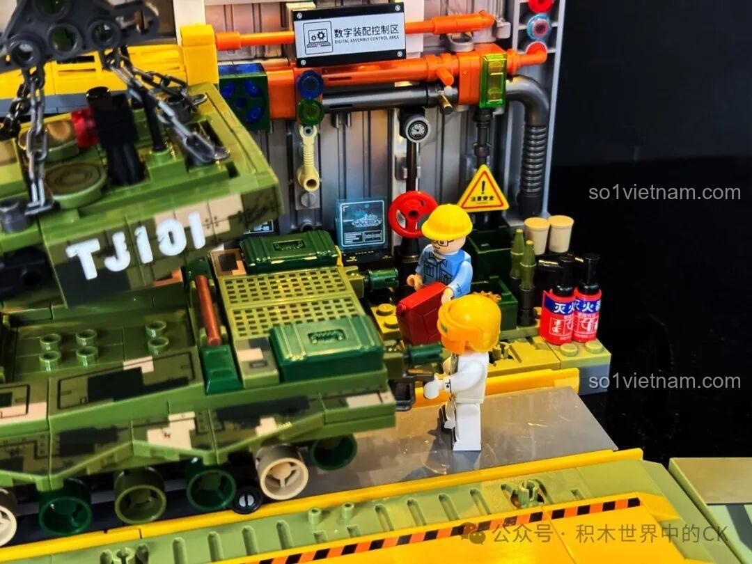 Xưởng Lắp Ráp Xe Tăng Chiến Đấu Chủ Lực ZTZ-99A Sembo Block với đèn sáng, làm nổi bật các chi tiết và phụ kiện.