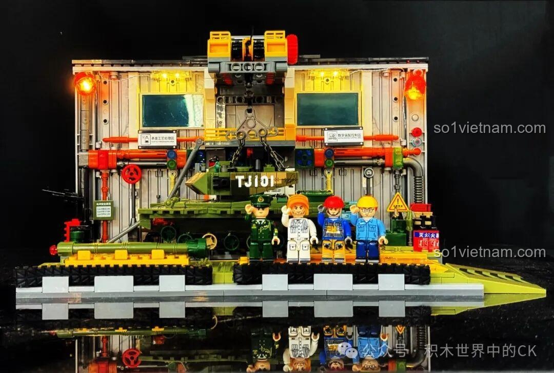 Tổng thể Xưởng Lắp Ráp Xe Tăng Chiến Đấu Chủ Lực ZTZ-99A Sembo Block với đèn sáng và các nhân vật minifigure, tạo nên một cảnh tượng hoành tráng.