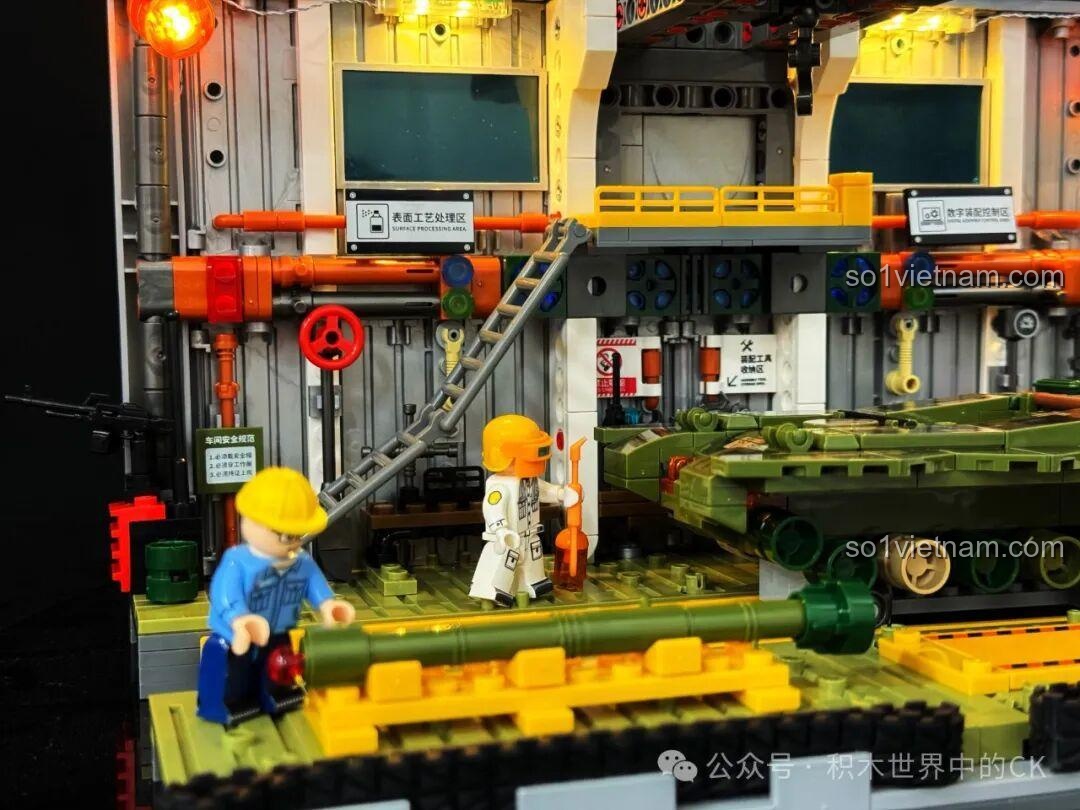 Xưởng Lắp Ráp Xe Tăng Chiến Đấu Chủ Lực ZTZ-99A Sembo Block với đèn sáng và các nhân vật minifigure đang hoạt động.