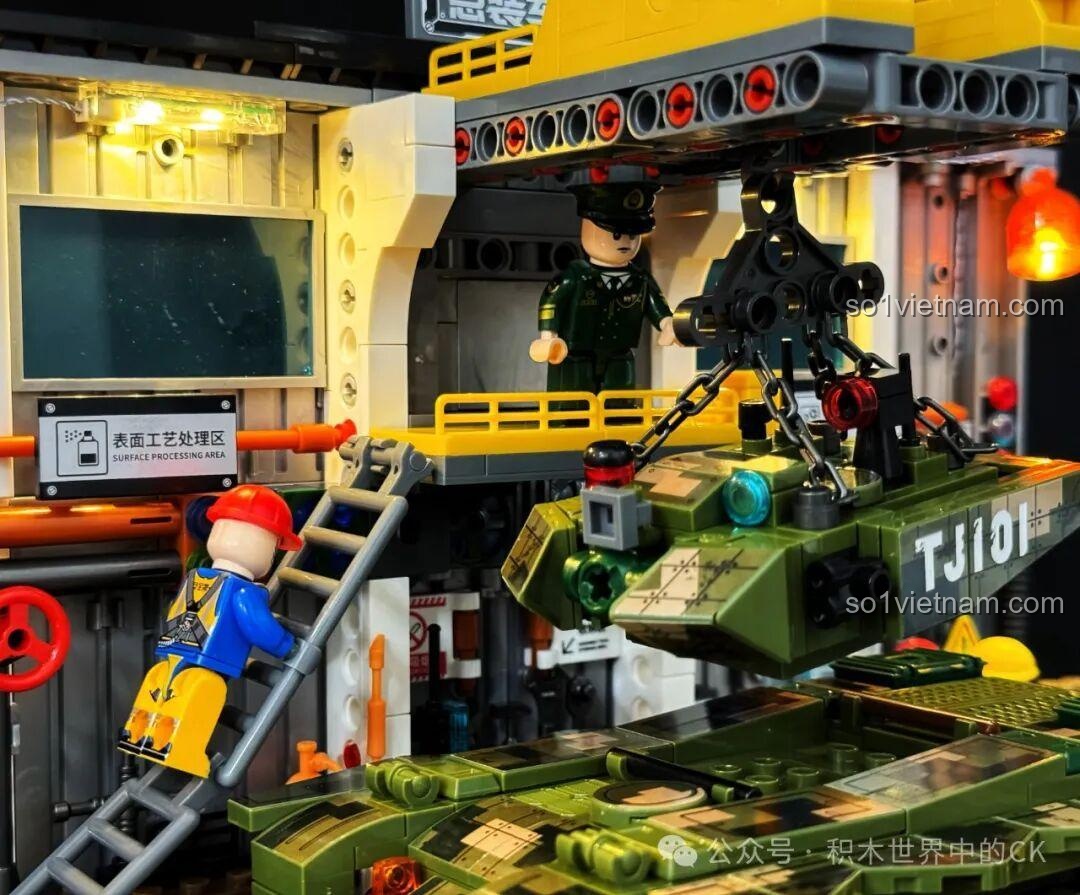 Xưởng Lắp Ráp Xe Tăng Chiến Đấu Chủ Lực ZTZ-99A Sembo Block với đèn sáng và xe tăng đã hoàn thiện, sẵn sàng xuất xưởng.