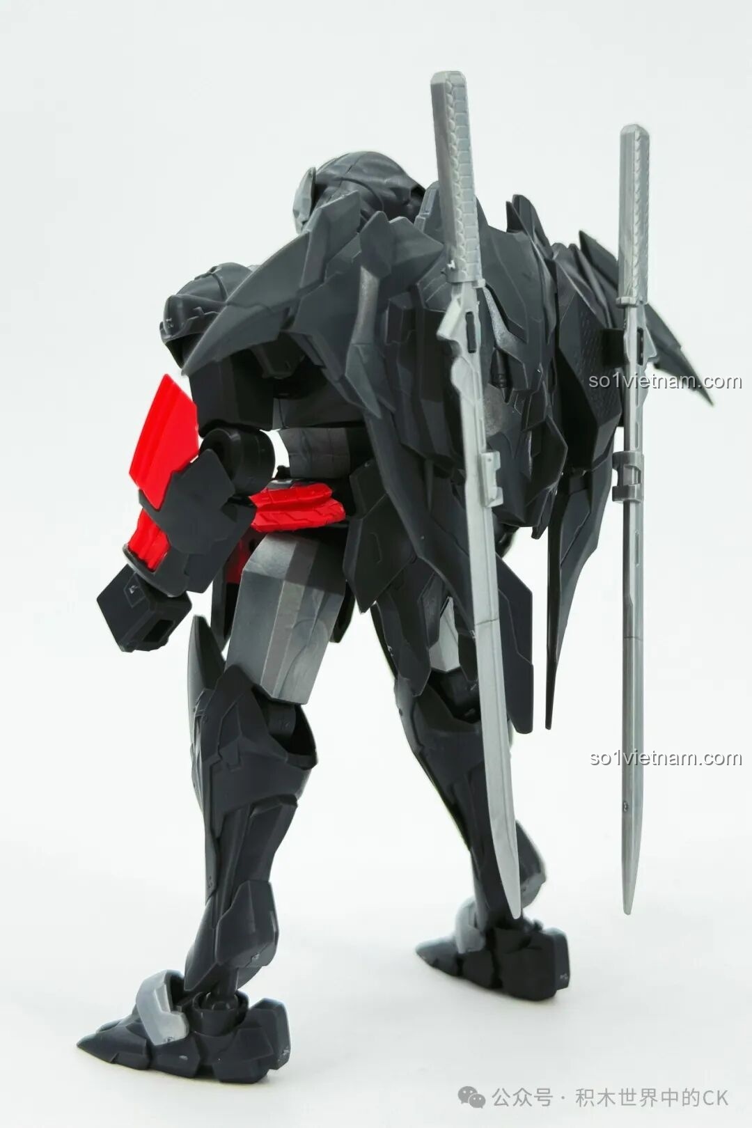 Mô hình robot Sembo Chiêm Minh 900005 đã lắp ráp hoàn chỉnh, trong tư thế cầm kiếm đôi, minh họa khả năng chiến đấu linh hoạt.