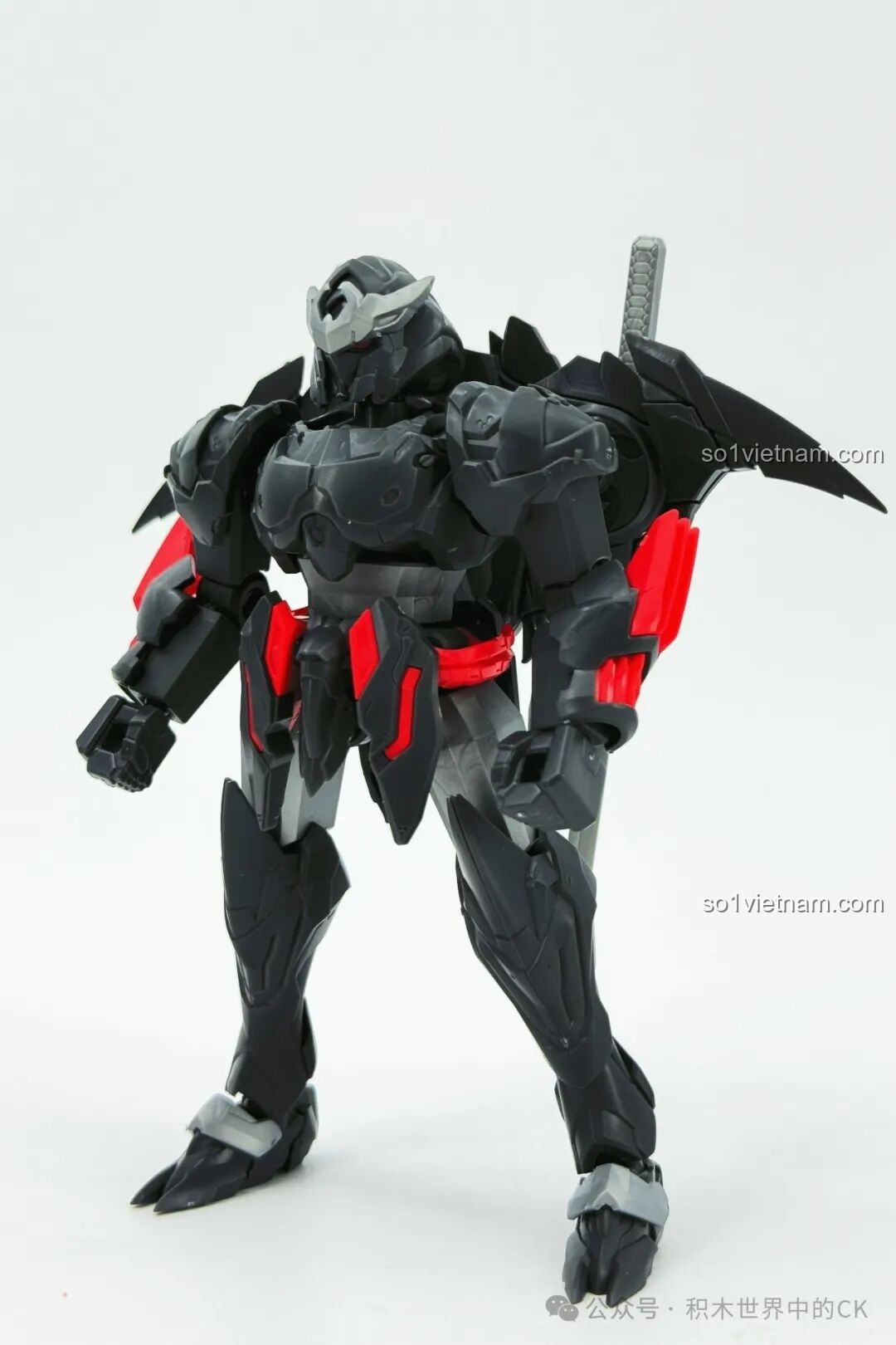 Mô hình robot Sembo Chiêm Minh 900005 đã lắp ráp hoàn chỉnh, nhìn từ cạnh bên với vũ khí, minh họa khả năng cầm nắm.