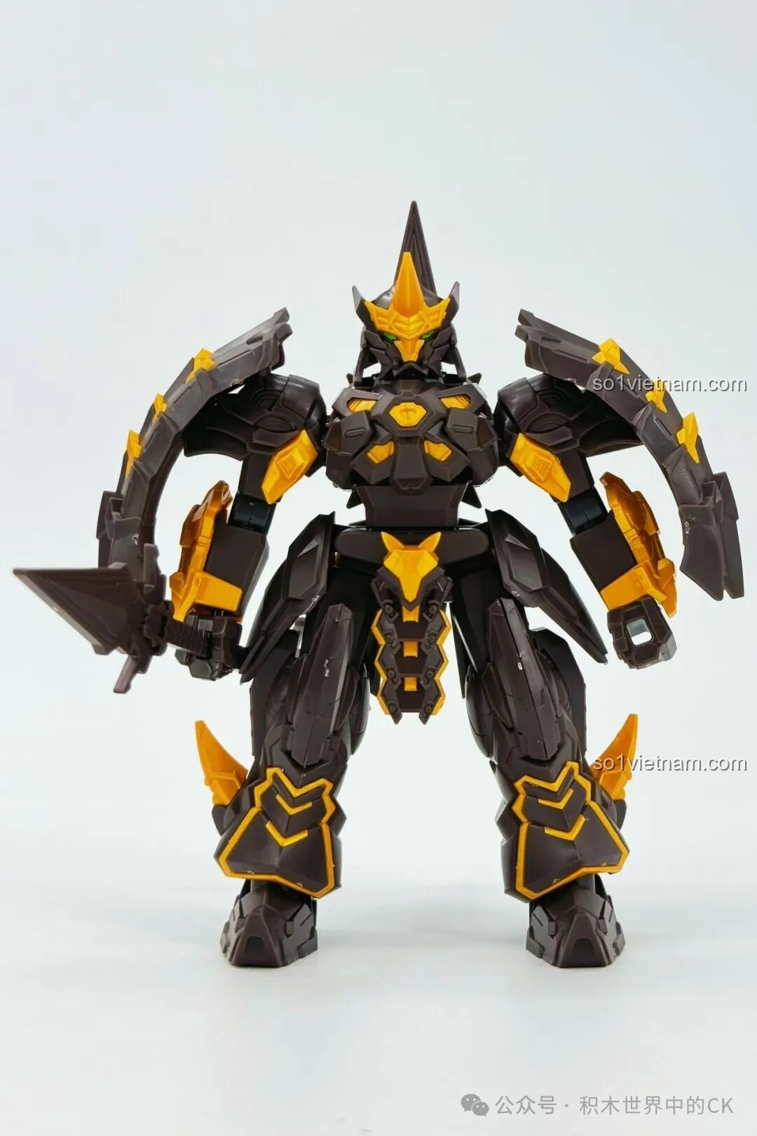 Mô hình robot Sembo Chiêm Minh 900005 đã lắp ráp hoàn chỉnh, nhìn từ góc chéo, thể hiện chi tiết giáp và kiếm đôi.