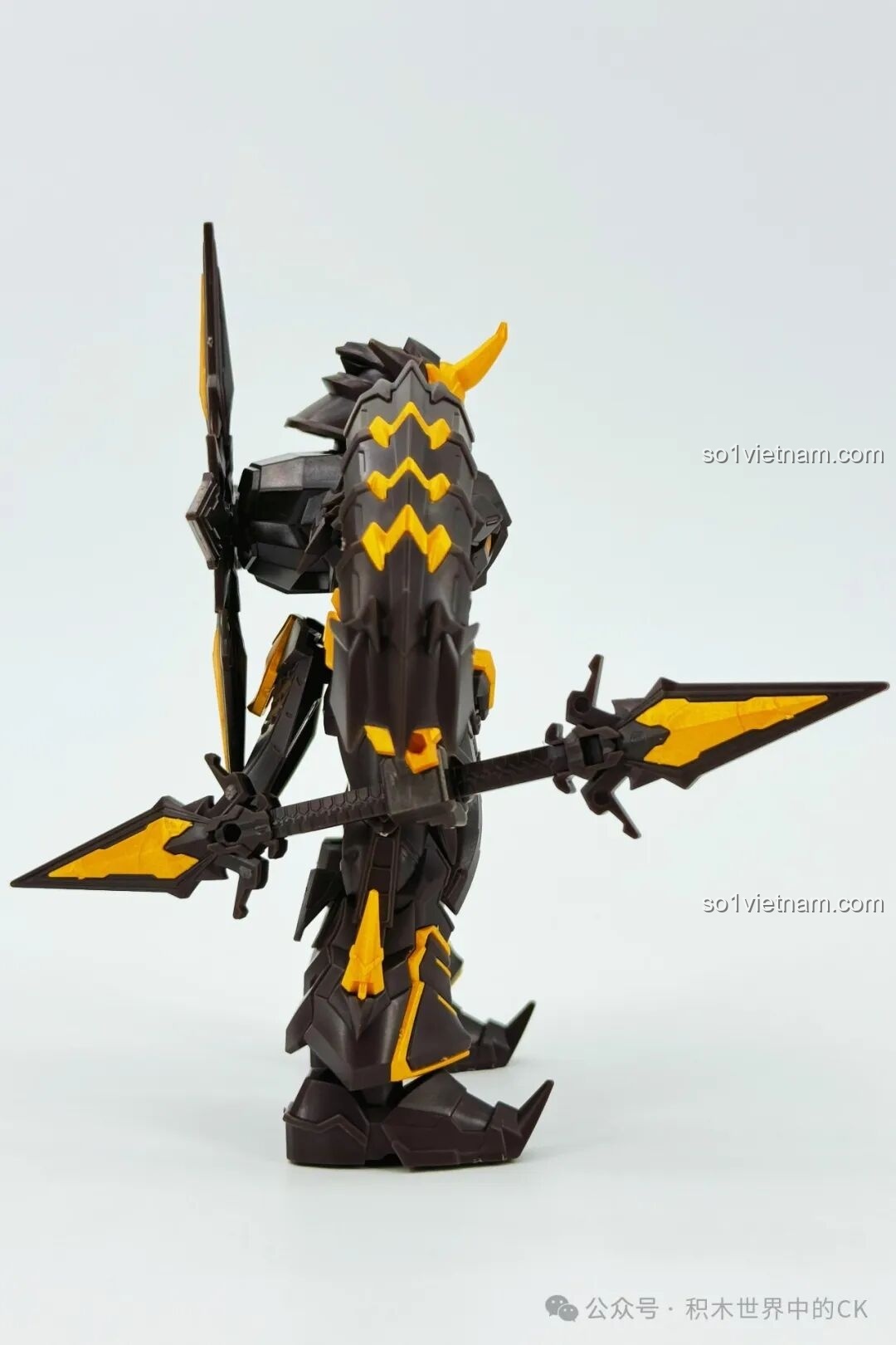 Các vỉ mảnh ghép của mô hình robot Sembo Chiêm Minh 900005 với các màu đen và đỏ, cho bé trai 6 tuổi.