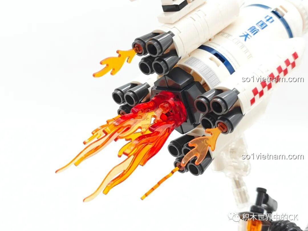 Cận cảnh các đế trưng bày của bộ lắp ghép SEMBO Đội Tên Lửa Siêu Dễ Thương, mỗi đế một chủ đề riêng biệt.